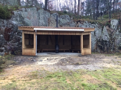 Grønnesbukta i Flekkefjord. Den nye gapahuken har allerede bidratt til stor økning i bruk av stedet.