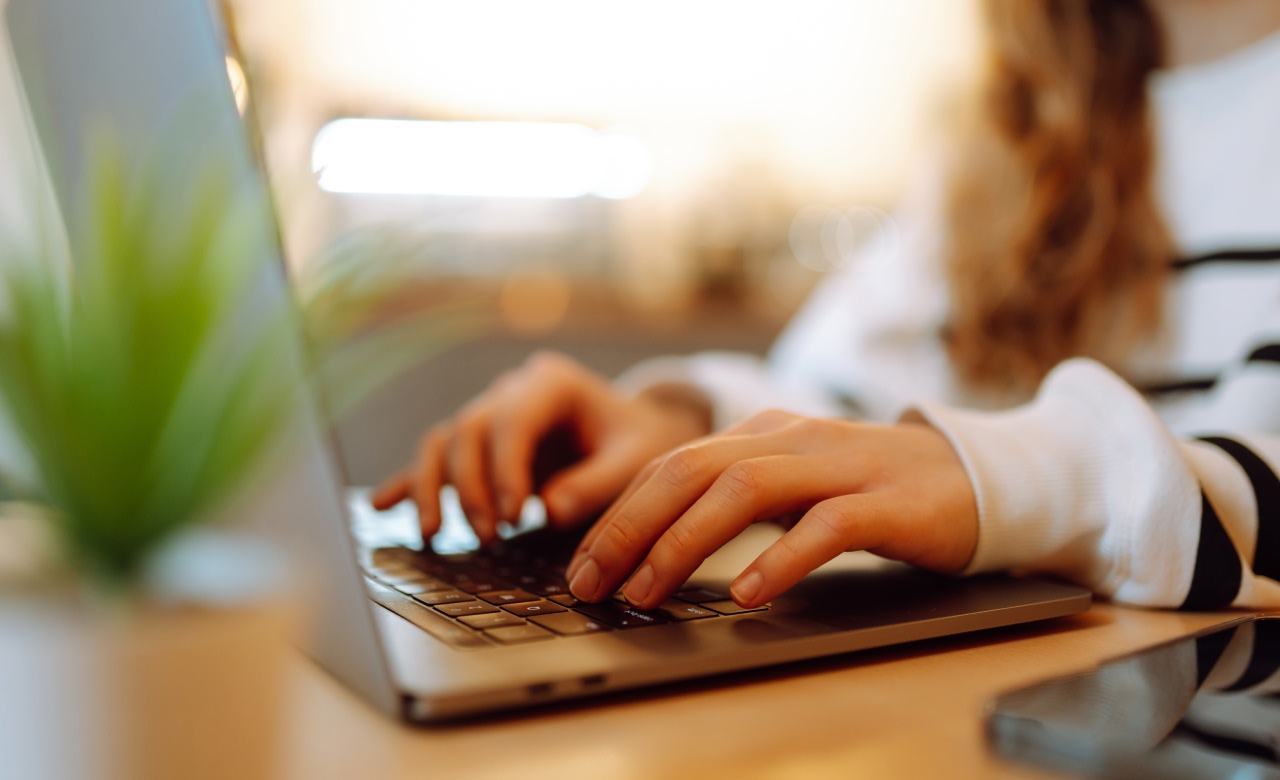 Suffering from staff shortages or an ageing population? Use e-learning as a smart tool. We'll help you with 5 practical tips.