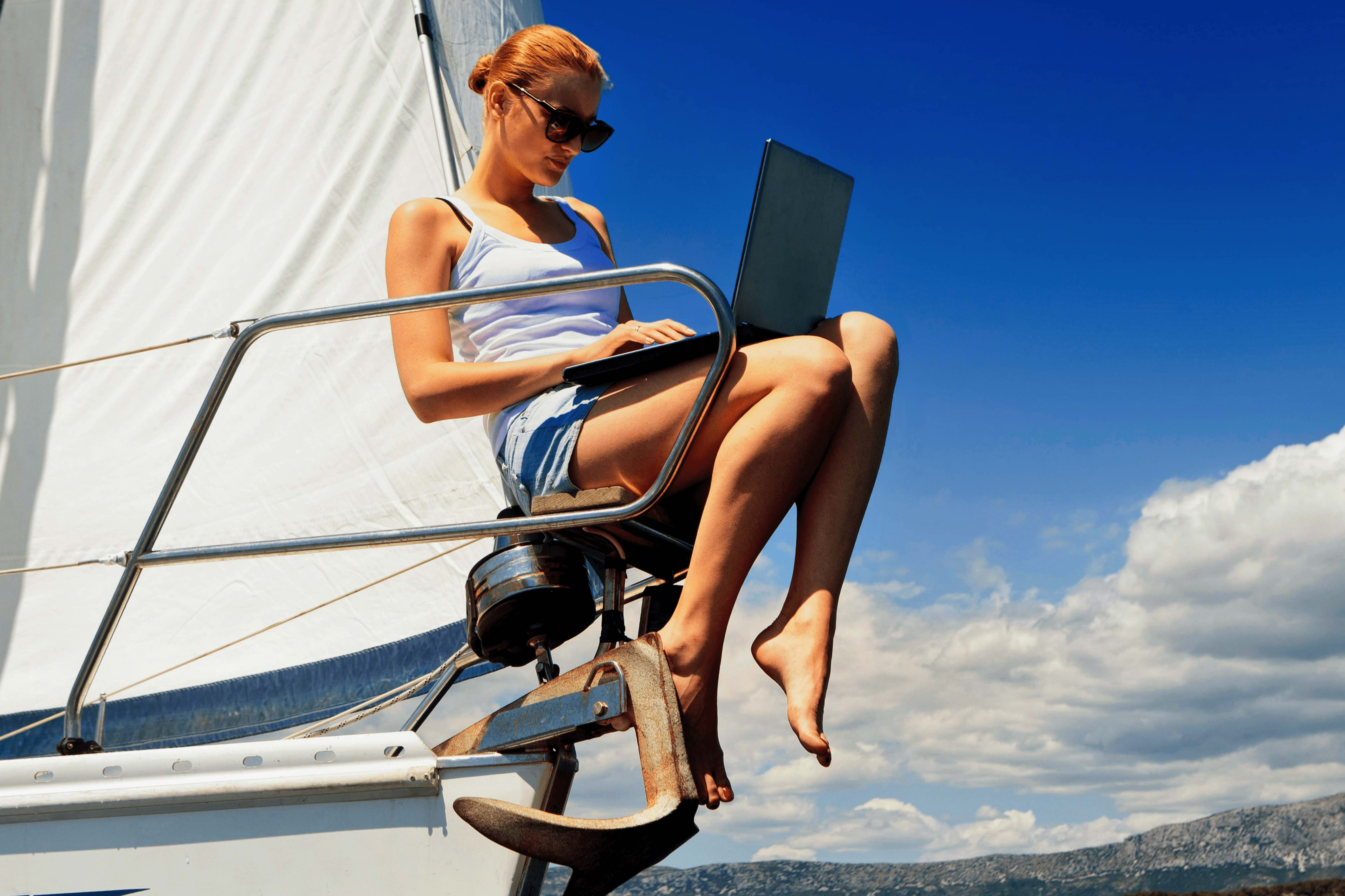 The benefits of e-learning are enormous. That's why more and more companies are opting for e-learning. After all, e-learning makes many things a lot easier. More fun. And more efficient.