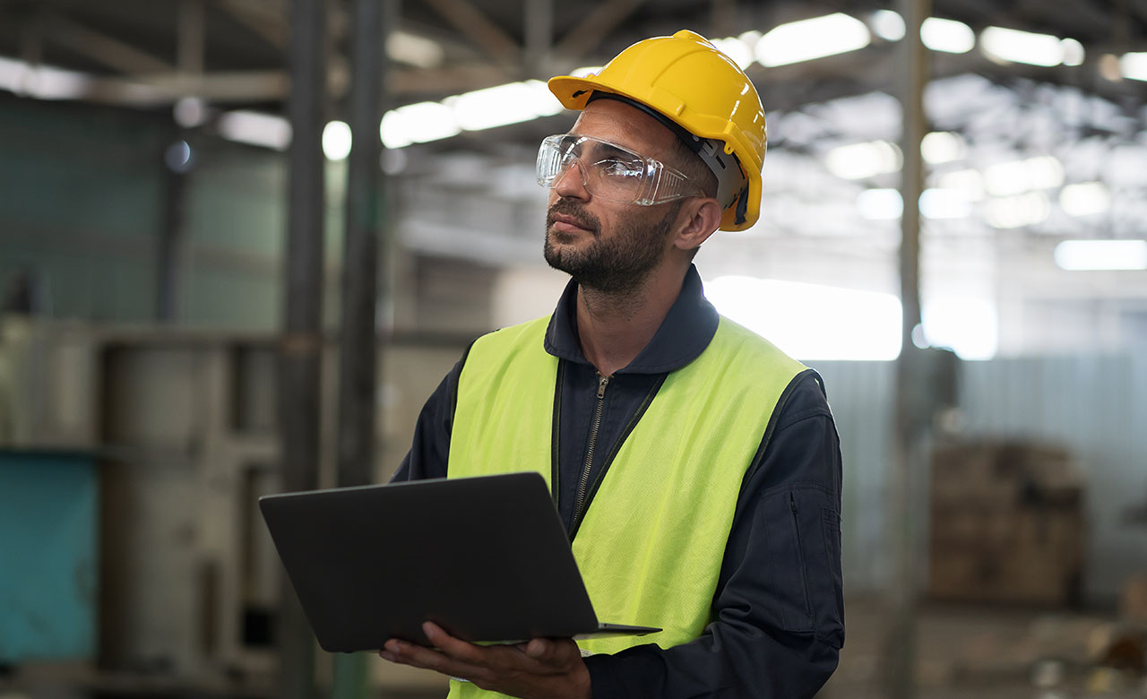 Hybrid working also has advantages in a factory or in logistics. Here you can read why and how you can also make flexible working possible in the production sector.