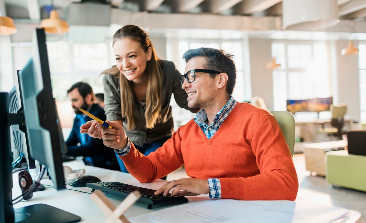 Learn how e-learning helps organizations make learning scalable, flexible, and measurable. With practical cases from The Hague, Swartberg, Huijbregts Group and Resto VanHarte.