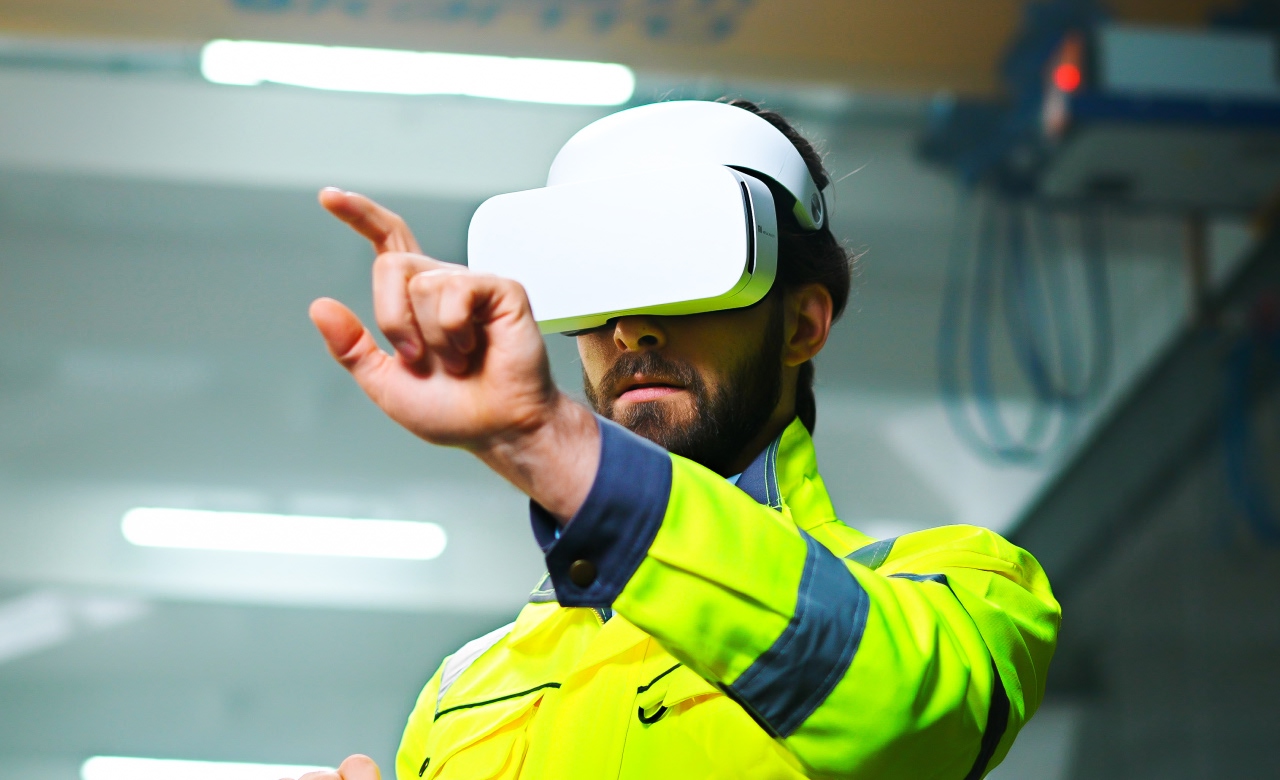 Train your staff faster and safer with VR and AR in the factory. Learn how this technology improves your production process.