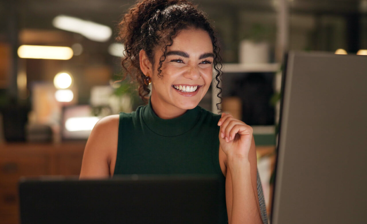 Kennis delen met collega's kan leiden tot meer samenwerkingen, gemotiveerder personeel en algehele betere prestaties. Maar hoe pak je dit aan, en welke kennisdeling tool gebruik je? 