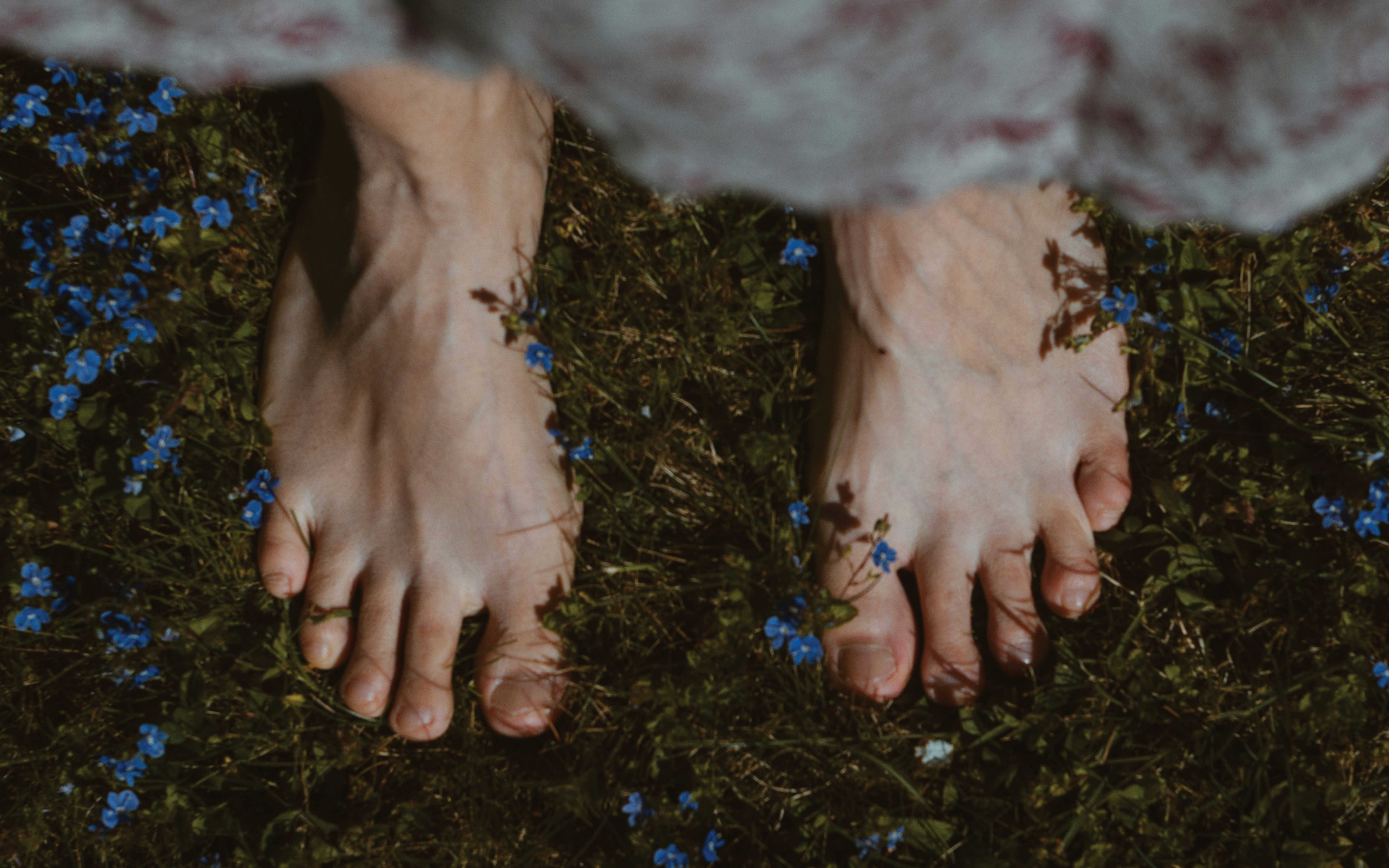 As we move through a season that often asks us to pause, reflect, and take care of everyone around us, it’s easy to set our own well-being aside for “later.” But if you’re feeling anxious, overwhelmed, or stretched thin right now, you don’t need to wait for a new year or a new version of yourself to begin feeling better. There are gentle, practical ways to support your mind and body, even during the busiest or heaviest seasons of life. Below, I’m sharing some of the simple yet powerful tools I offer my clients, approaches that help anchor the nervous system, build resilience, and create steady, meaningful change over time. You don’t need to do all of them. Even choosing one or two can shift how you feel and how you move through your days.