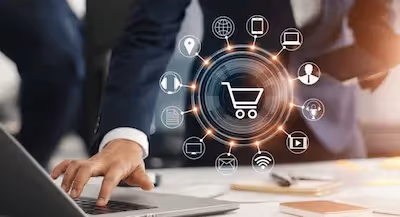 Vista ravvicinata di un utente al laptop per la gestione e-commerce integrata con un software gestionale come Selly ERP
