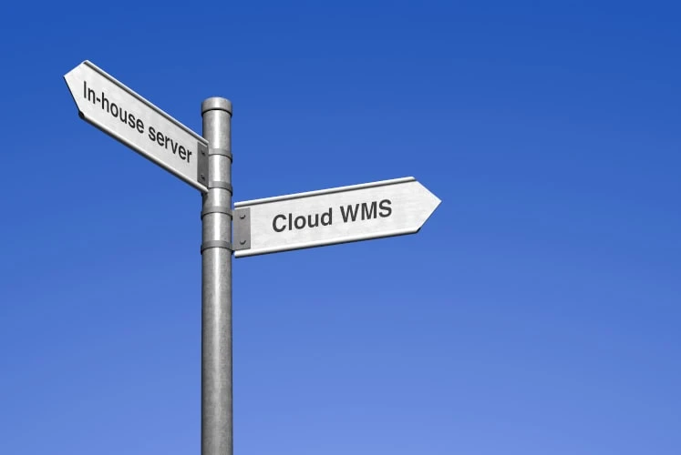 Cartello stradale di scelta tra server aziendale interno e un software magazzino cloud WMS