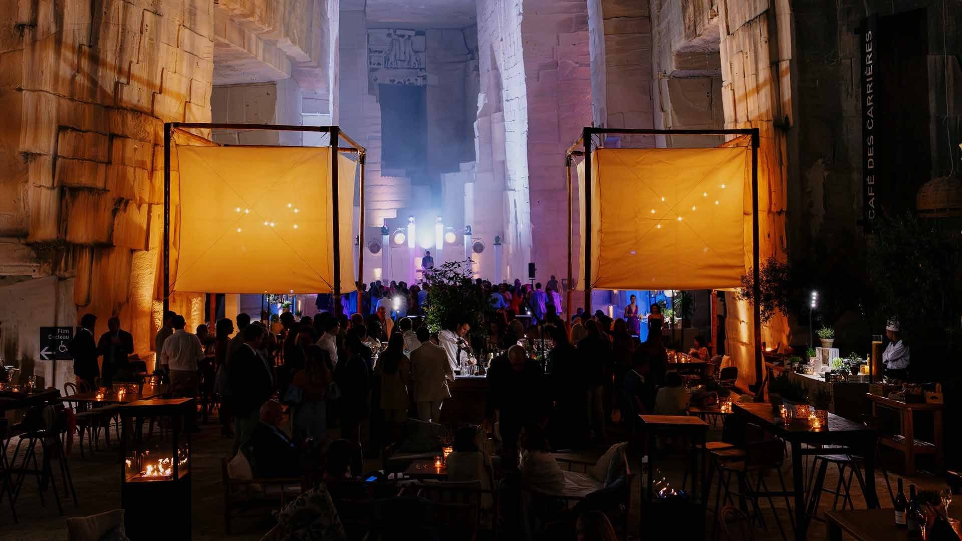 Duas Luminárias iluminadas do interior num evento noturno numa pedreira