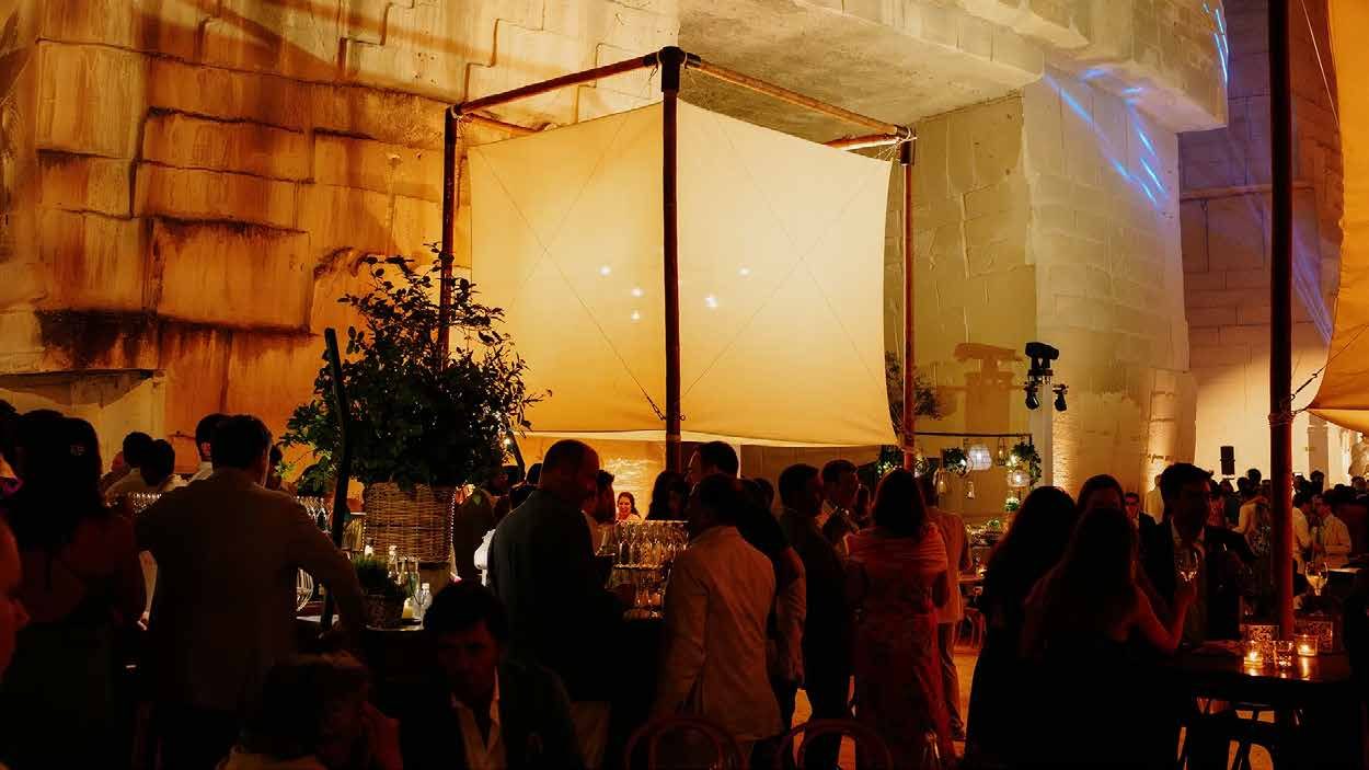 Luminária iluminada do interior como uma lanterna gigante sobre um bar