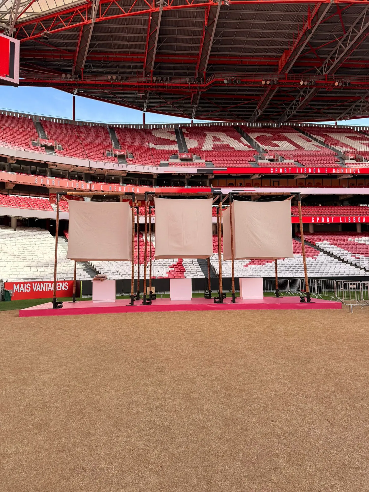 Três Luminárias em bambu e tecido vela montadas sobre um estrado num estádio
