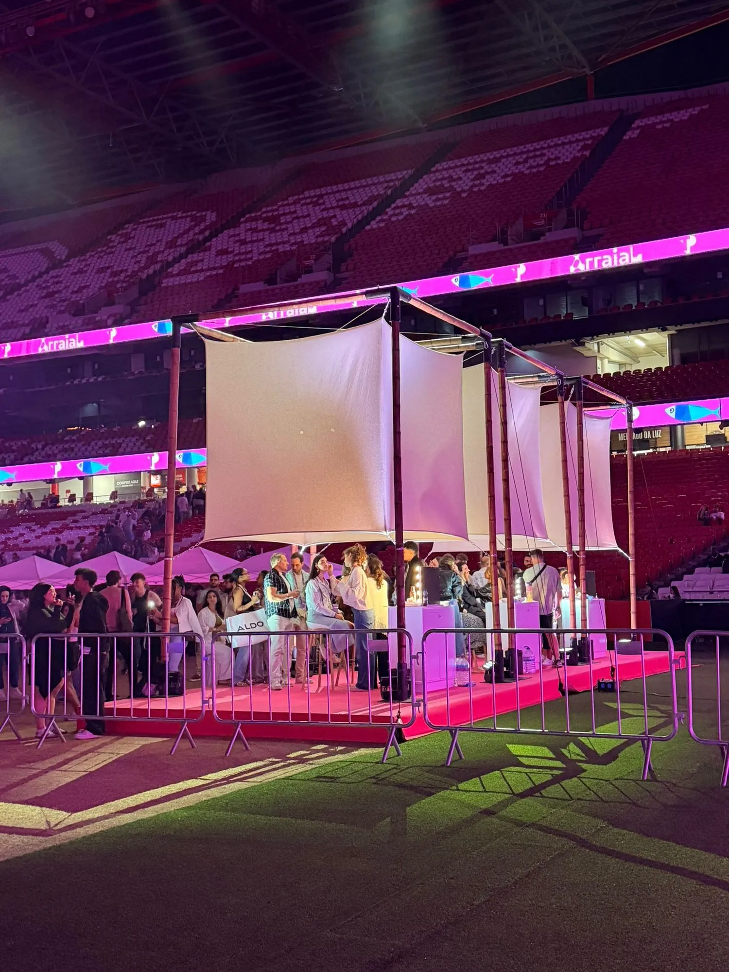 Luminárias a criar uma zona de beleza num evento noturno