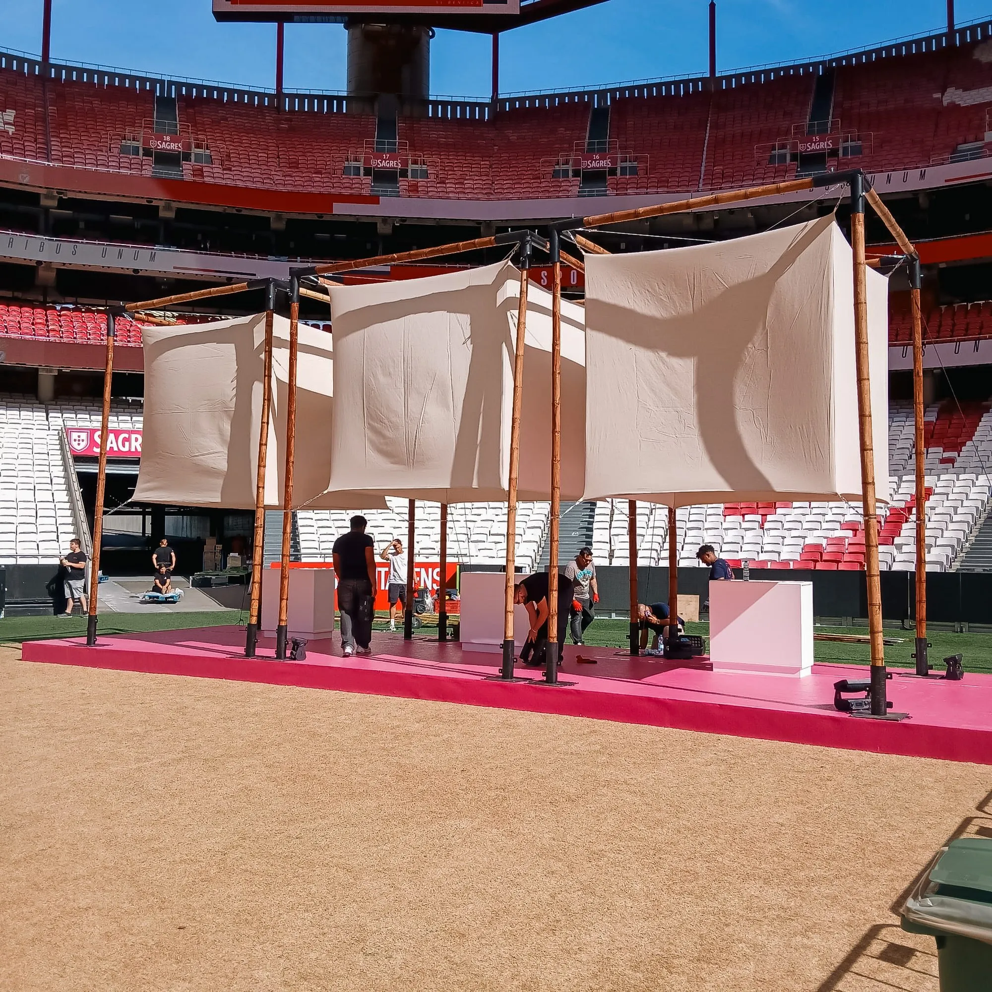 Montagem de três Luminárias de bambu pela equipa eyrô