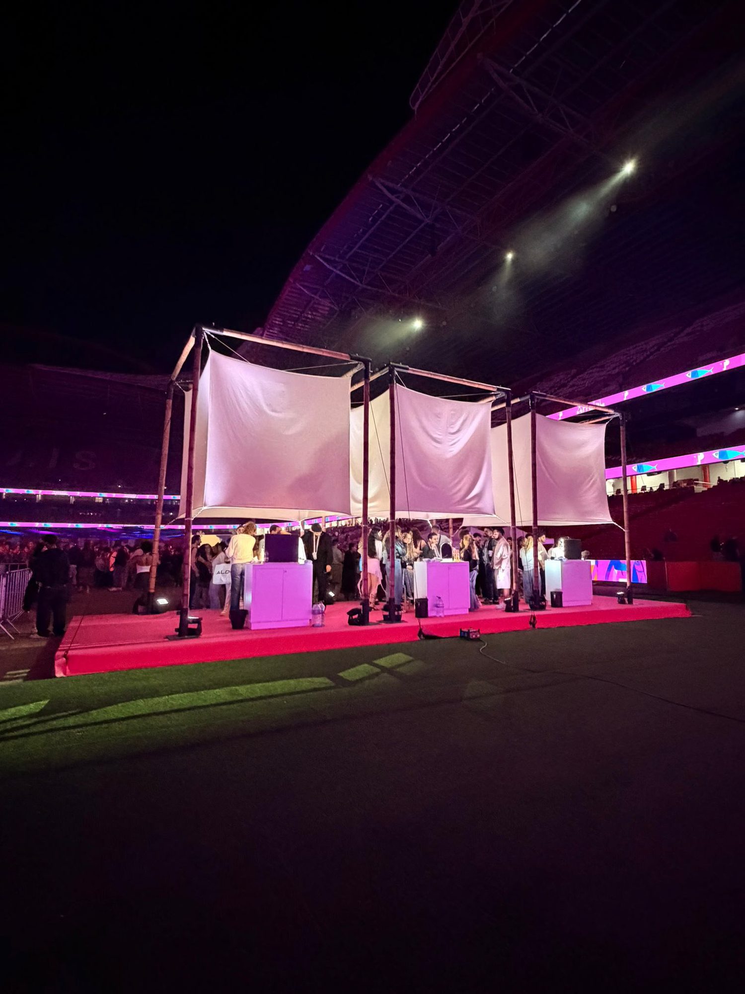 Luminárias iluminadas à noite a acolher convidados num evento