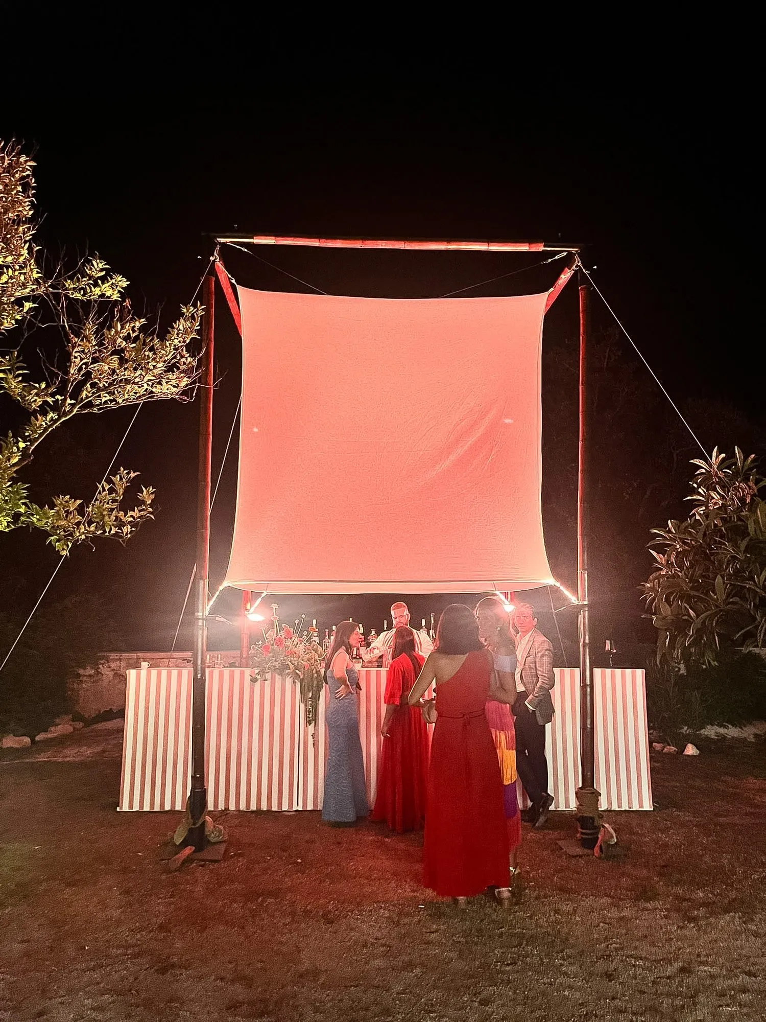 Luminária eyrô (lantern tent) iluminada num evento