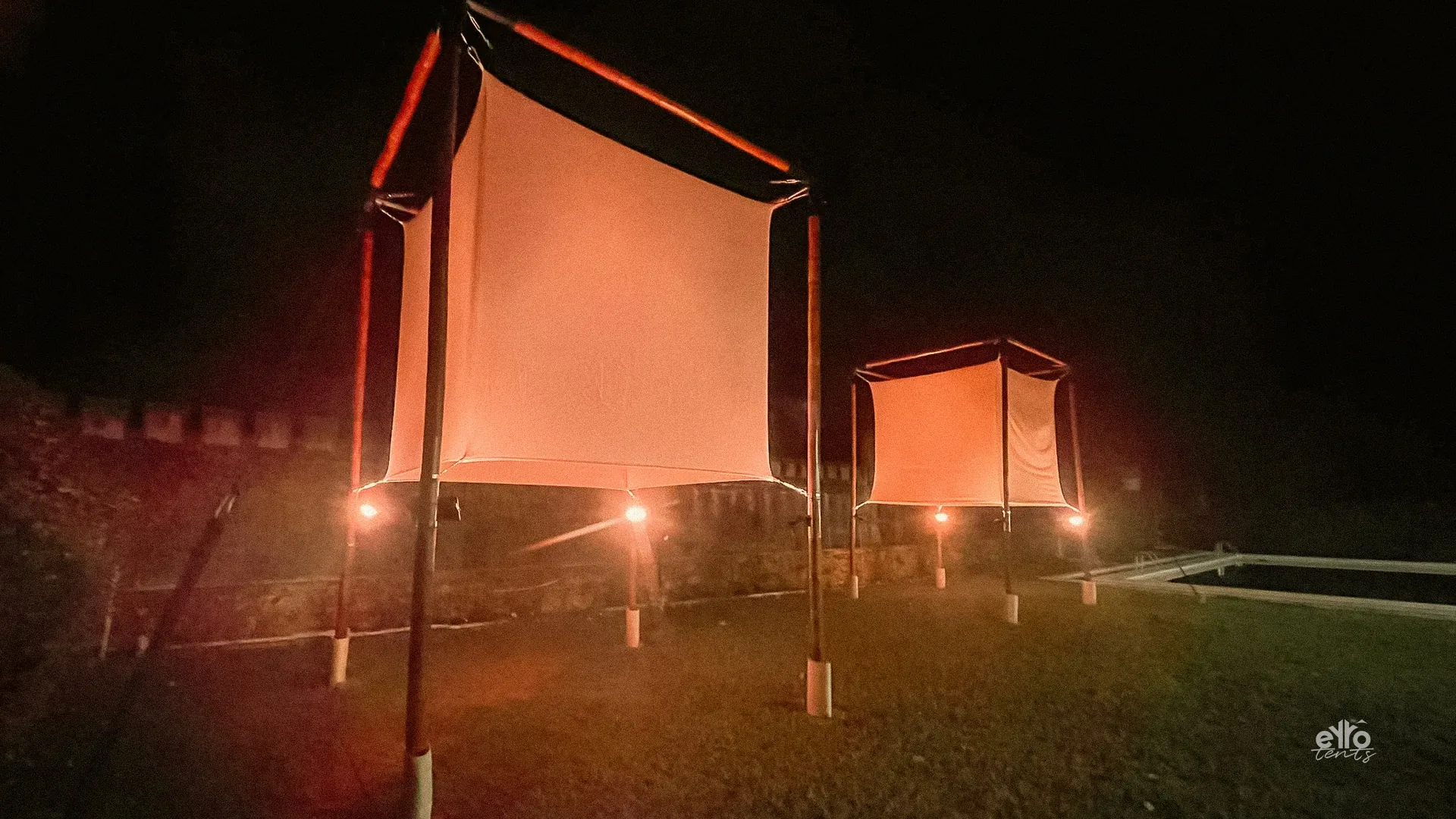Duas Luminárias iluminadas à noite