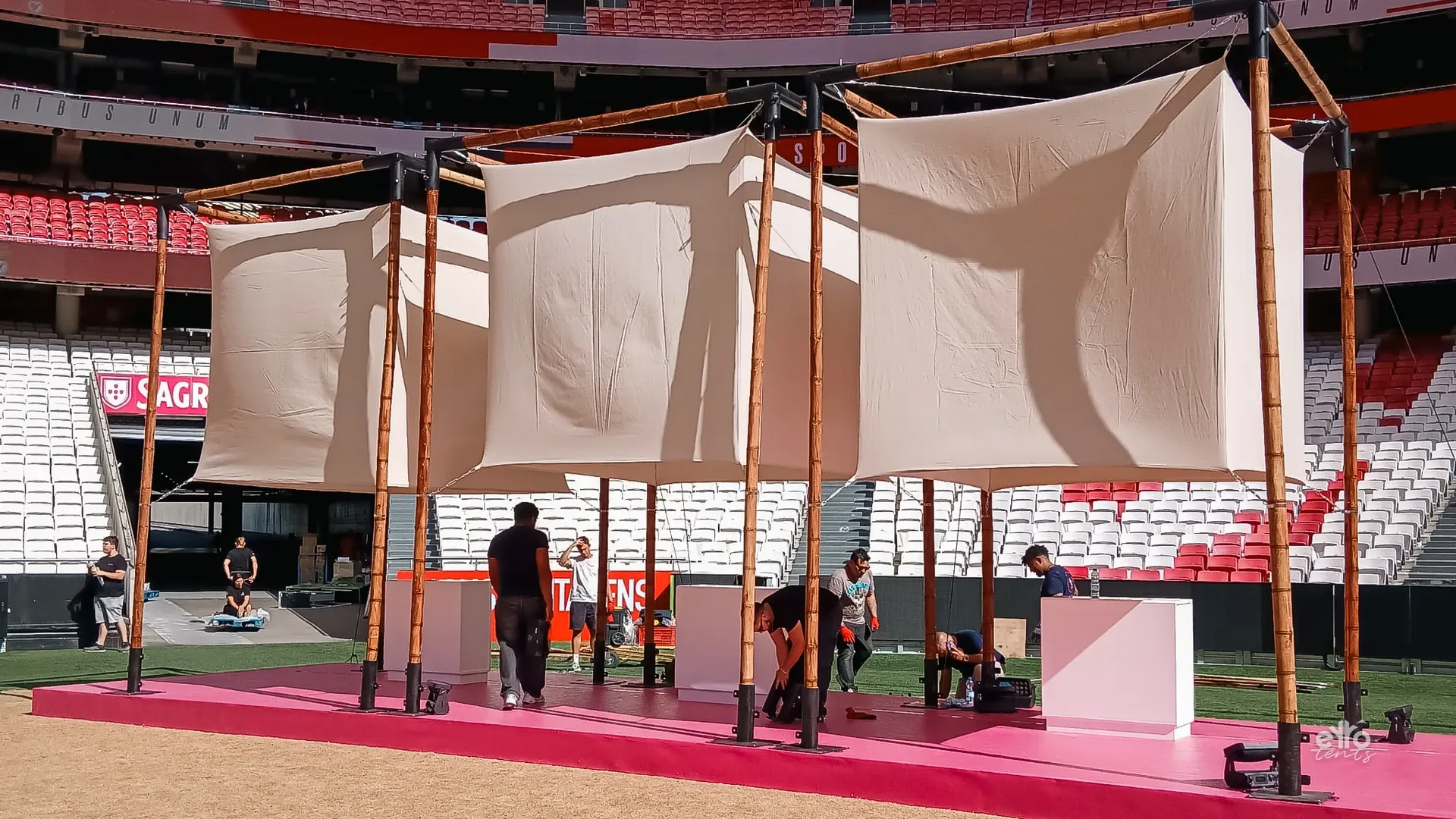 Luminárias sobre estrado num estádio