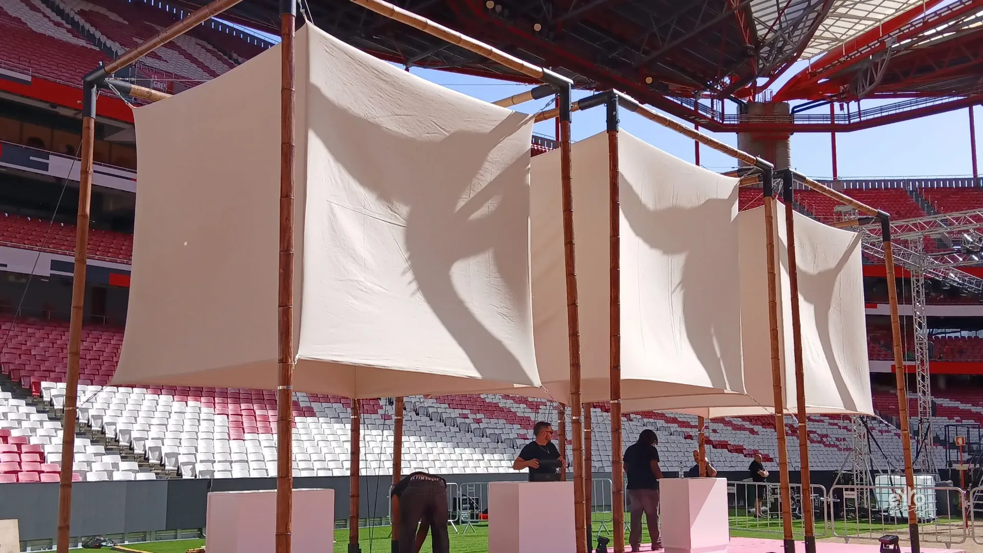 Três Luminárias montadas num estádio