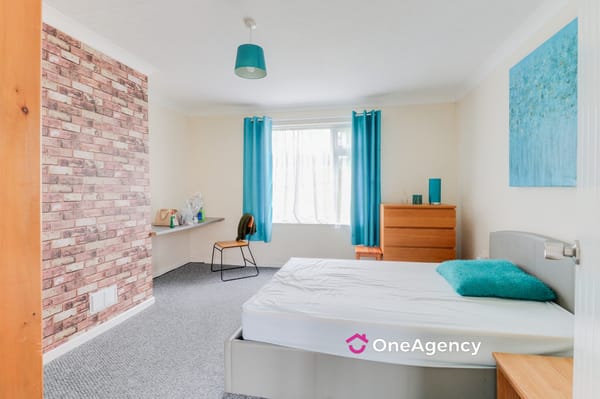 Buxton Avenue, Silverdale, Newcastle-under-Lyme, Staffordshire ST5 6RG