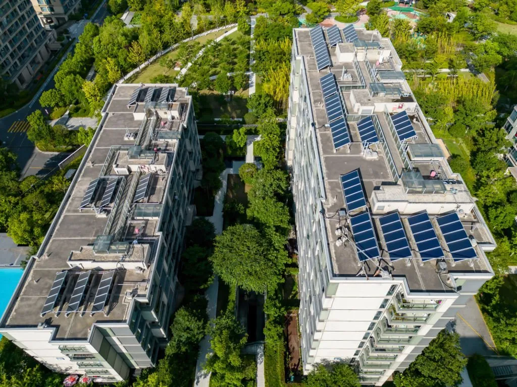 Los paneles solares osn una forma de empezar a crear un condominio regenerativo