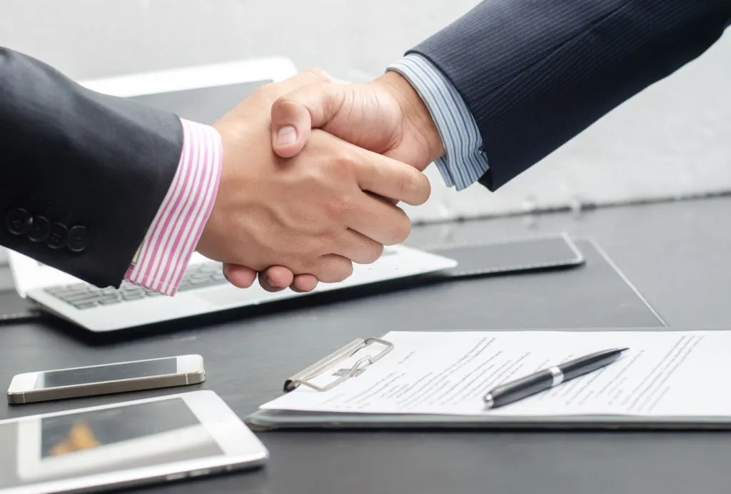 Administrador firmando su contrato de trabajo