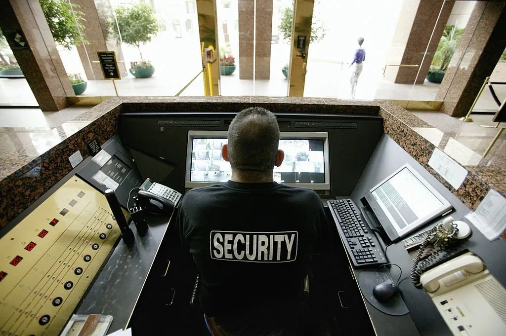 Guardia de seguridad cuidando la entrada del condominio