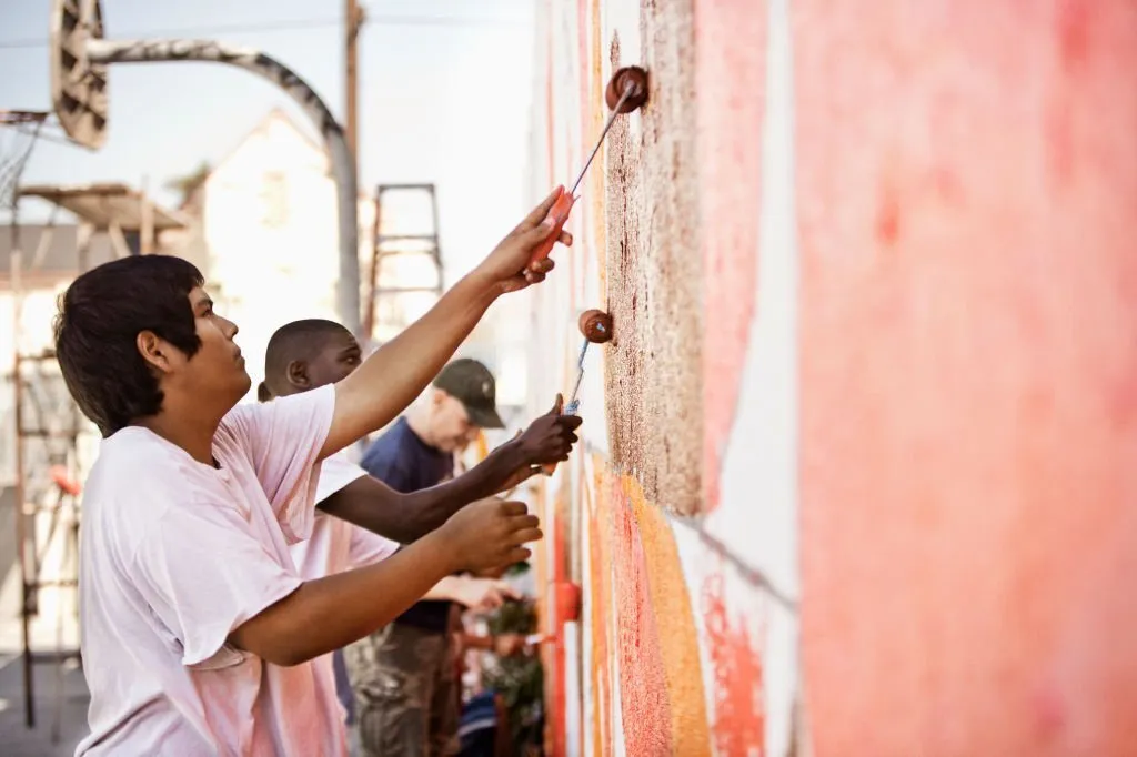 Trabajadores pintando la fachada de un condominio