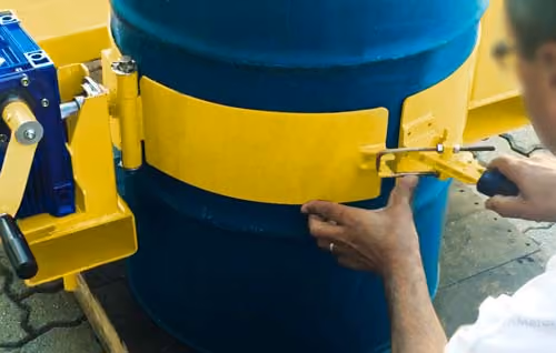 Fabricamos o DGT com cinta robusta de aço com grampo para travamento e regulagem de diâmetro. Na parte interna utilizamos uma proteção emborrachada para evitar rasuras no tambor e proporcionar mais aderência.