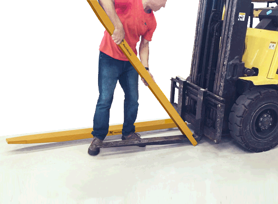 É fácil para instalar e remover do garfo. Possui pino de travamento fixo que o mantém preso ao garfo da empilhadeira durante operação.