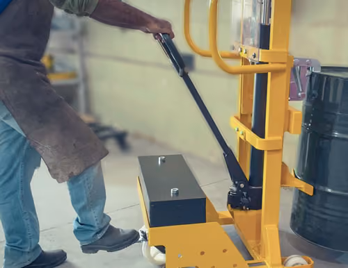 Içamento do tambor através de sistema hidráulico com alavanca ergonômica e descida controlada, além de rodízio com freio e saia de proteção para os pés