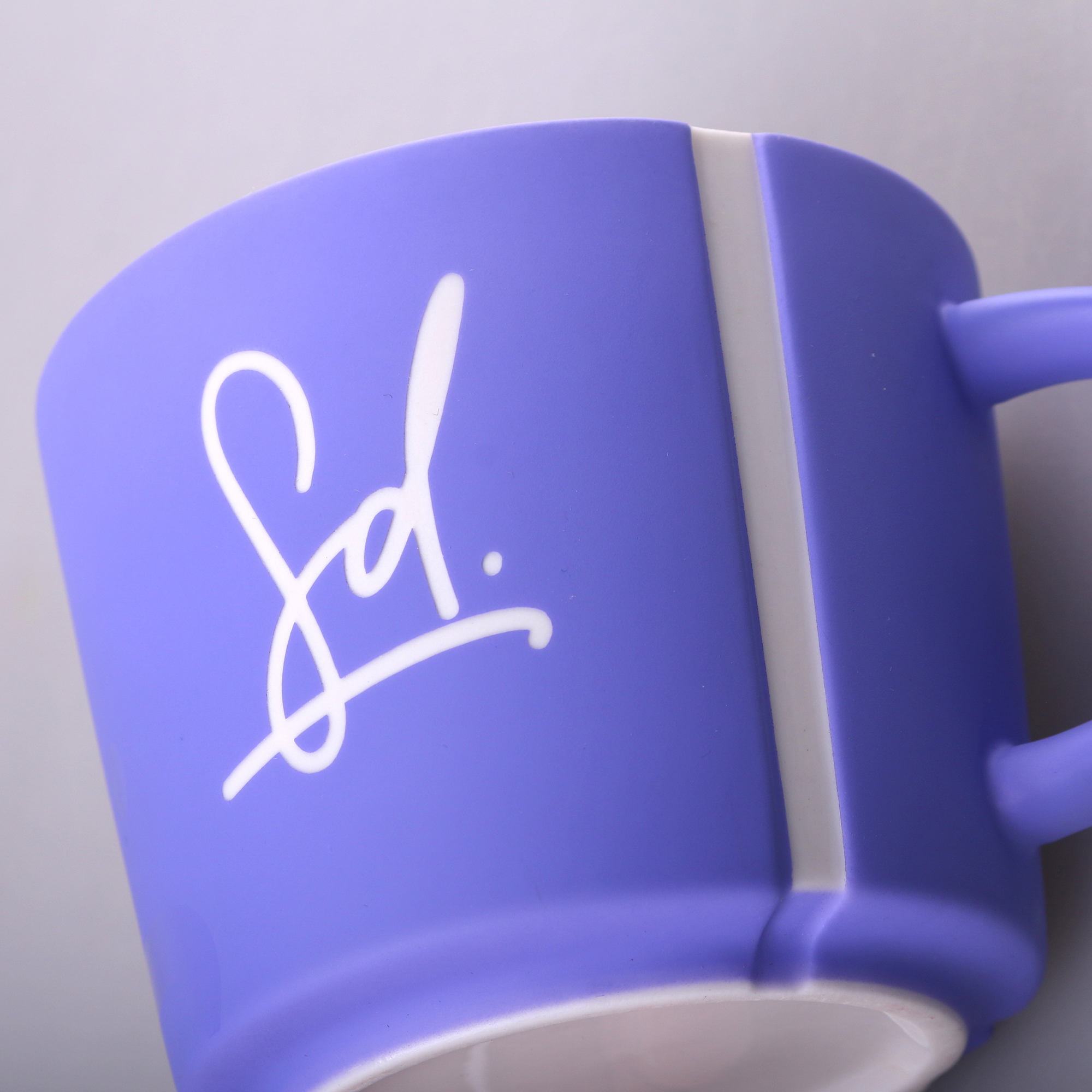 Porcelanasta skodelica Lucas z logotipom