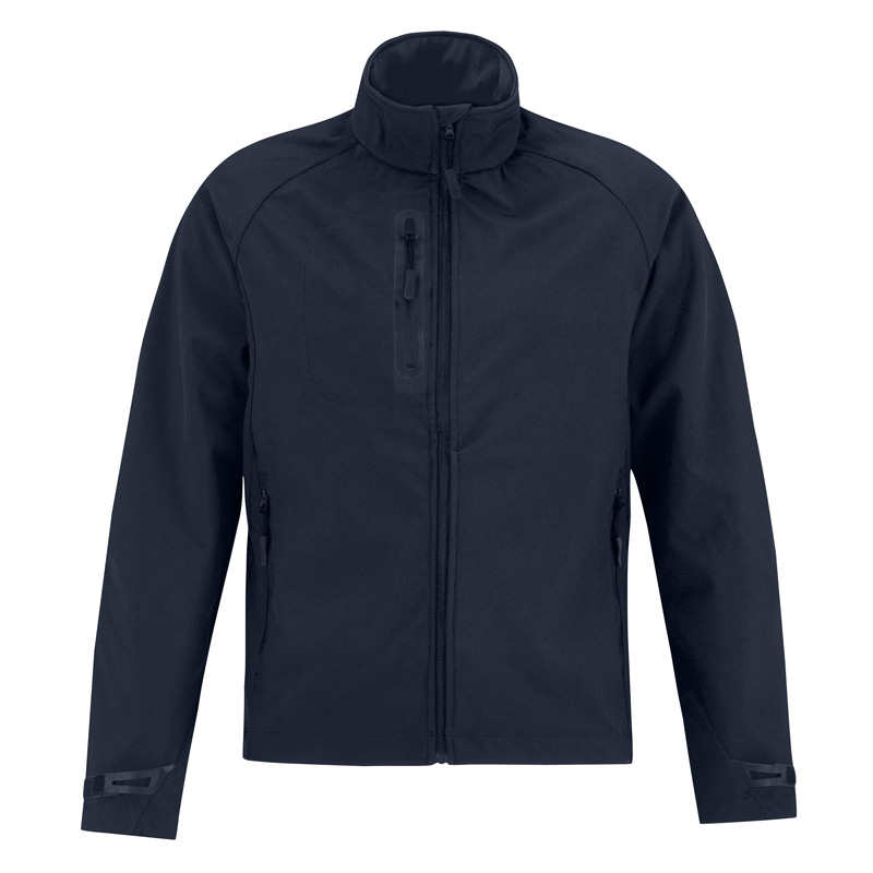 Dvoslojna softshell jakna priznane znamke B&C. Zunanja plast je 94% poliester in 6% elastan, notranja plast 100% poliester. Parapropustna in vodoodbojen material, vodni stolpič 5.000 mm - 7.999 mm. 