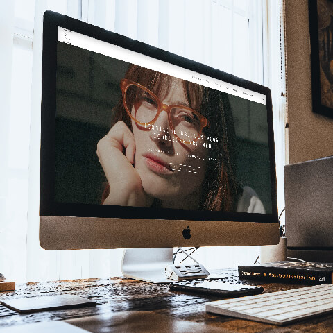 Emmanuelle Lebas website op een computer in een bureau