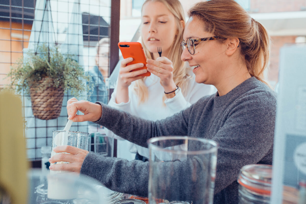 Vrouwen die mayonaise maken op een Vandemoortele event