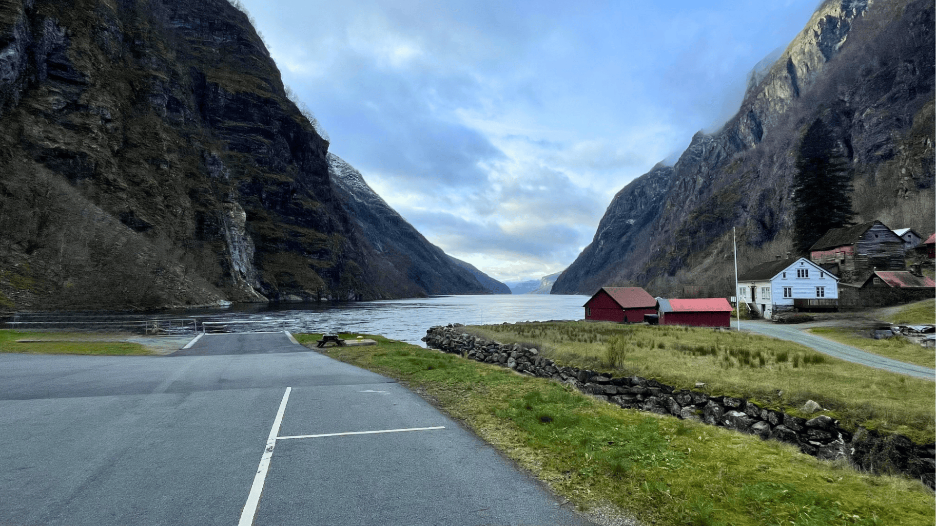 Fjord mellom to fjell