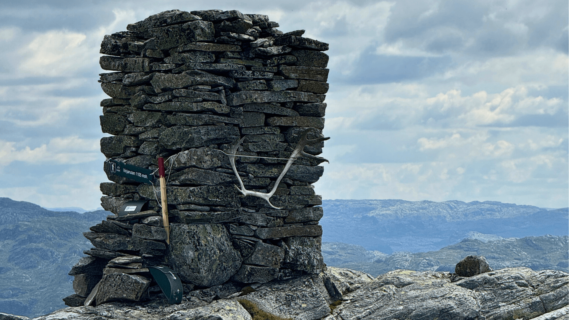 Utsikt over dalføre med elv