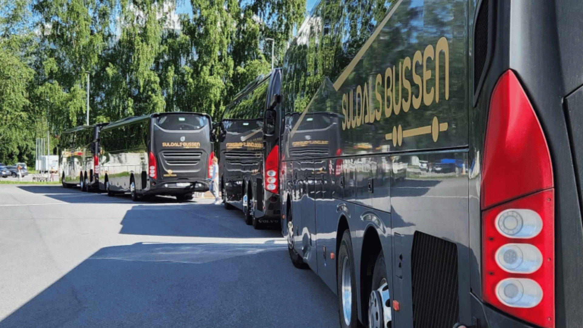 Fire bussar ved parkeringsplass