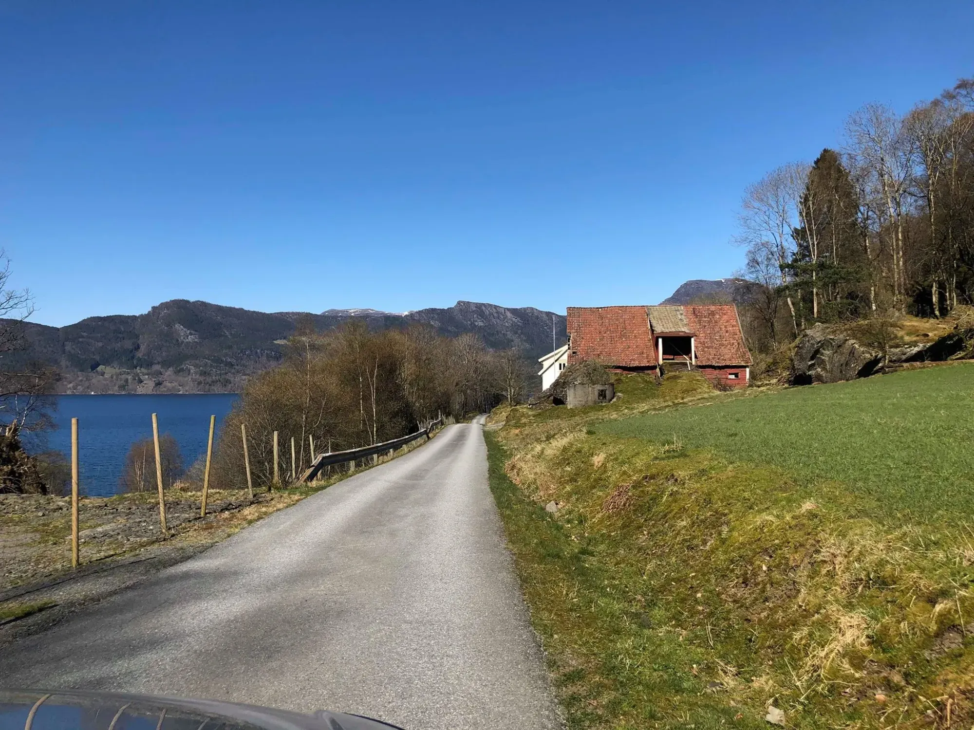 Hus ved fjorden