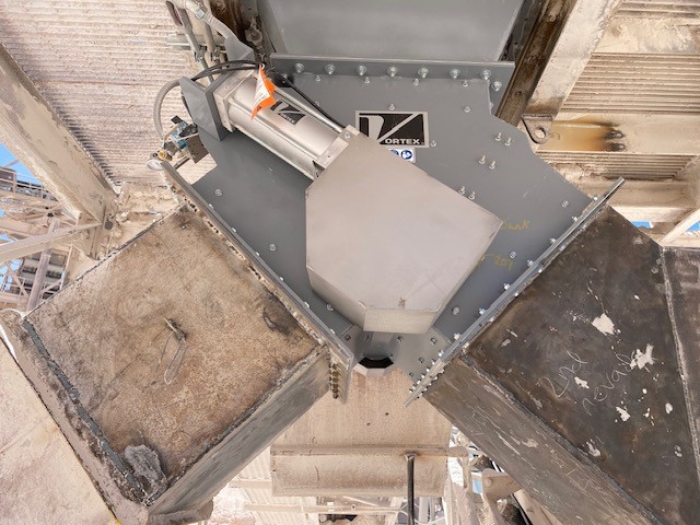 Vortex 24-inch 2-Way Titan Lined Diverter installed at a limestone belt-to-belt transfer