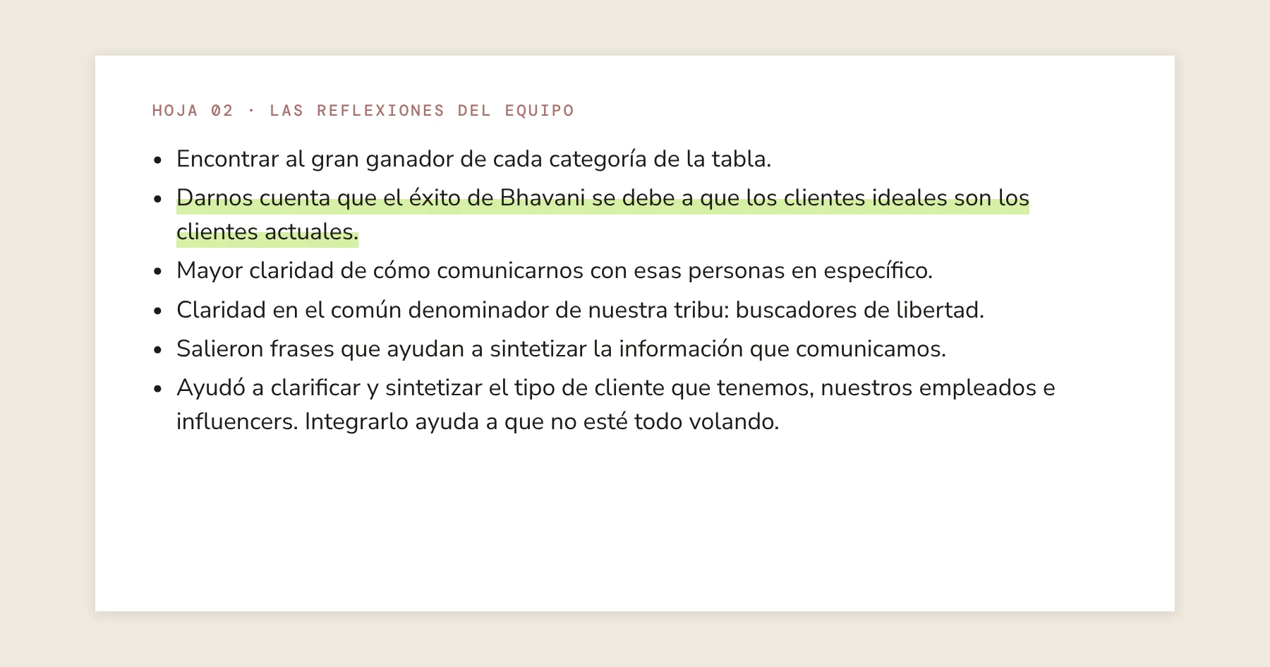 Reflexiones del equipo en la hoja 02, con la frase sobre los clientes actuales resaltada.