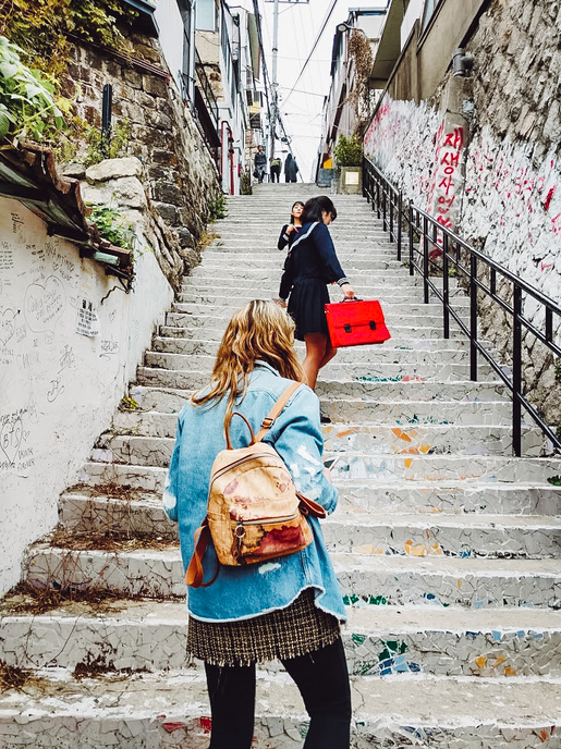 An American teacher living in Seoul exploring the city by foot