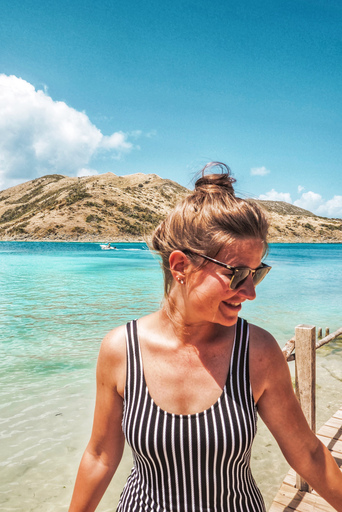 A Dutch expat living in St. Maarten in a swimsuit at the coastline