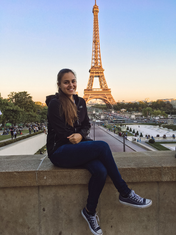 female flight attendant enjoying a day off in Paris by visiting the Eiffel Tower