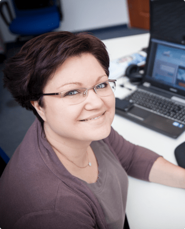Iga Mościchowska otoczona tabletami i laptopem