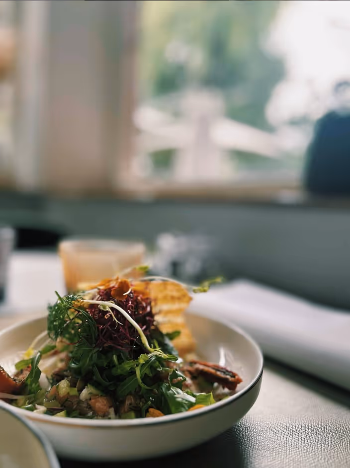 Elegant opgemaakt bord met gastronomisch gerecht uit de keuken van Restaurant d’Urville in Torhout