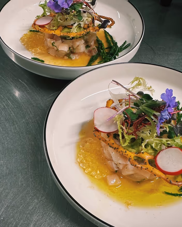 Verfijnd gerecht met seizoensgroenten en vis, geserveerd bij Restaurant d’Urville in Torhout