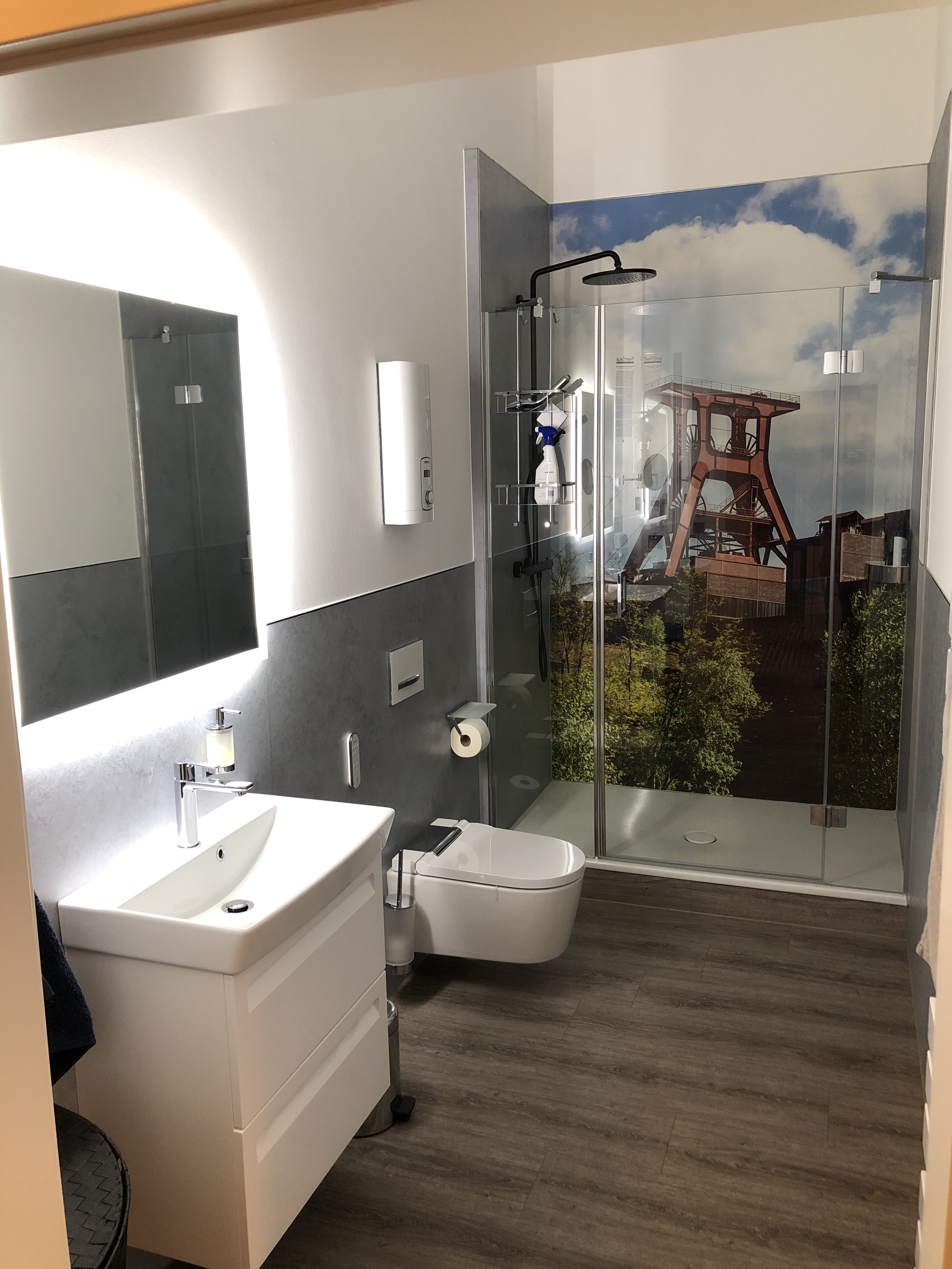 Ausstellungsbad bei Charles Bad in Moers – Titelbild