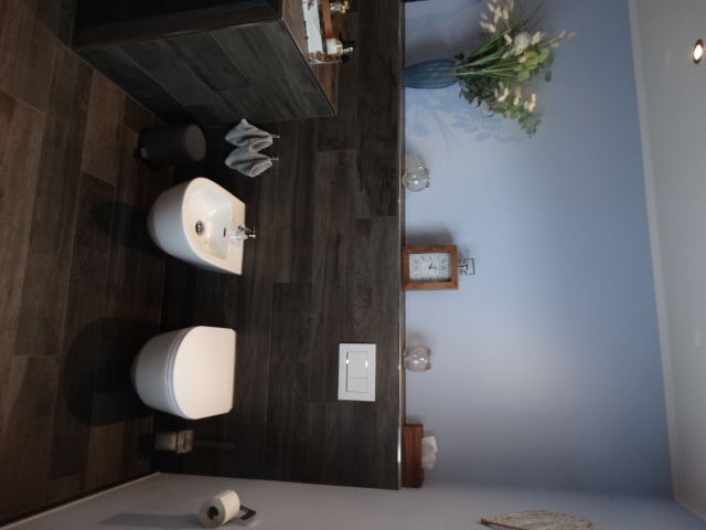 Cleveres Badezimmer mit vielen Extras – Nachher Bild 2