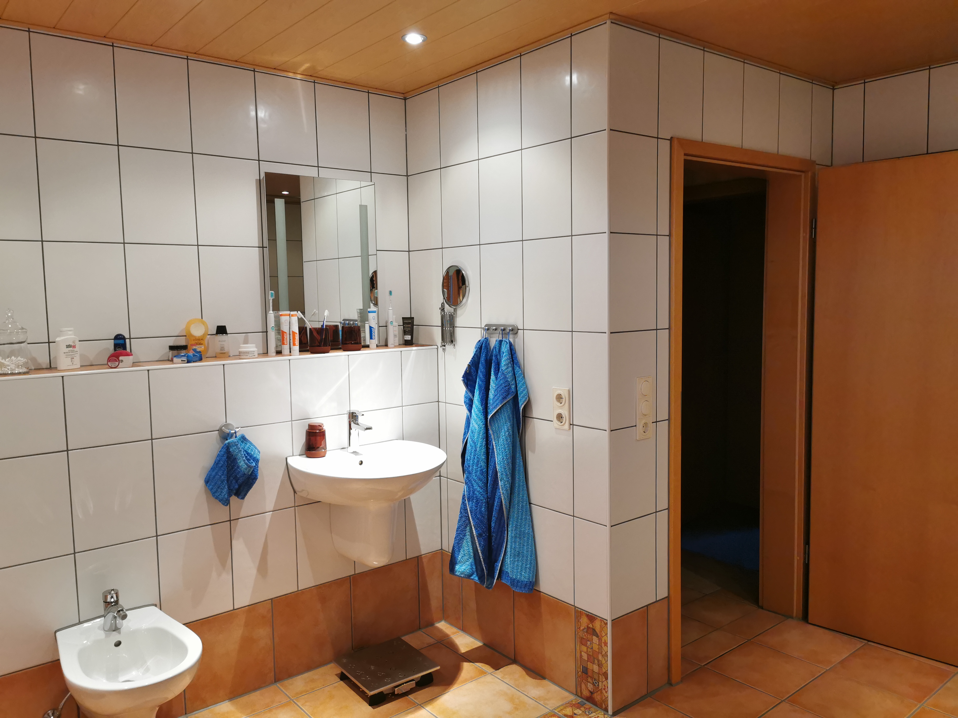 Cleveres Badezimmer mit vielen Extras – Vorher Bild 2