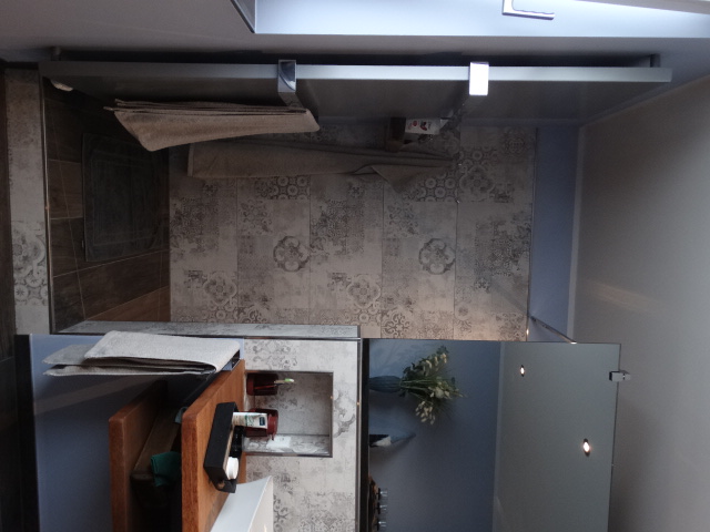 Cleveres Badezimmer mit vielen Extras – Nachher Bild 3