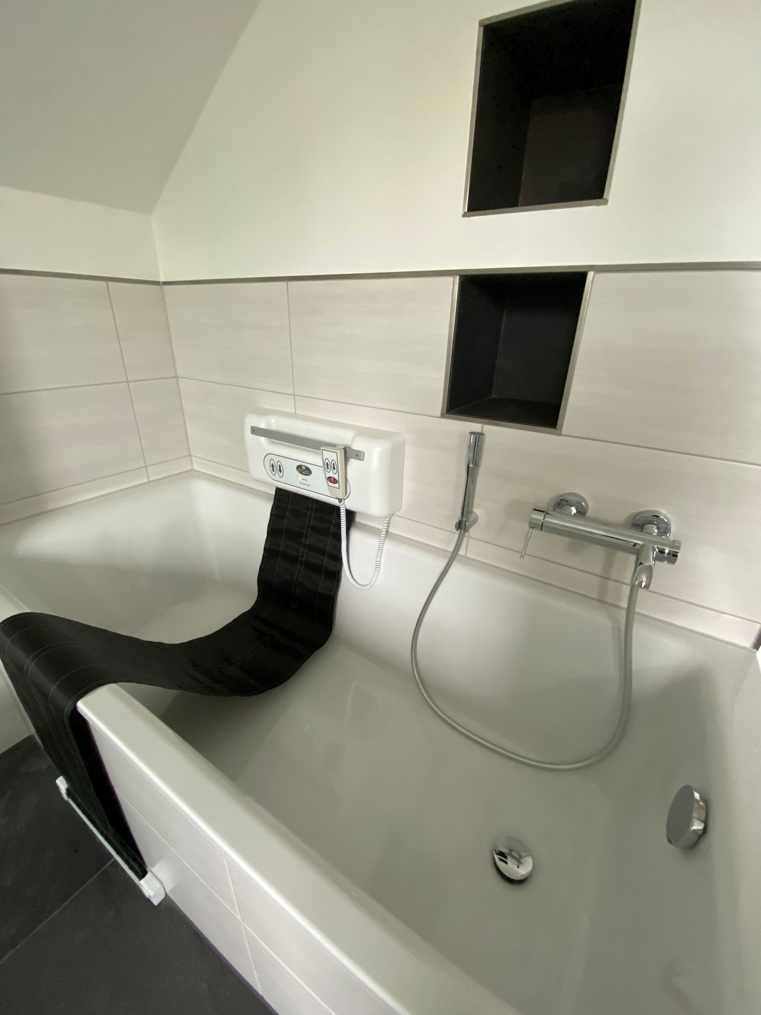Behindertengerechtes Badezimmer in Moers – Titelbild