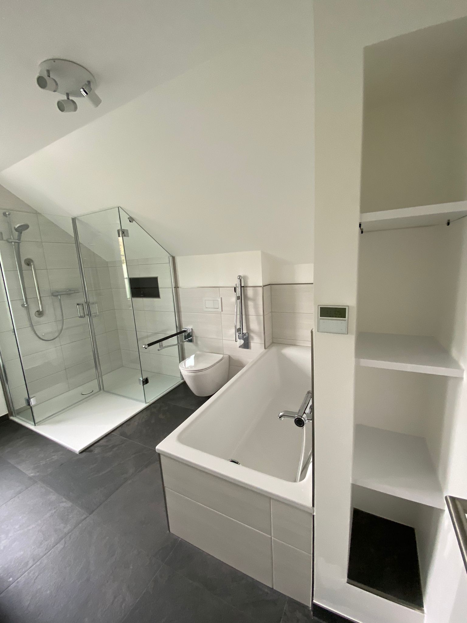 Behindertengerechtes Badezimmer in Moers – Nachher Bild 1